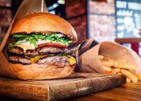 Las más grandes franquicias de comida rápida en el mundo catalogan a la hamburguesa como el producto más vendido en sus restaurantes.