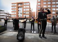 Armados de valor convirtieron las calles en su escenario y sacaron de la monotonÃ­a a los residentes de varios barrios de BogotÃ¡.