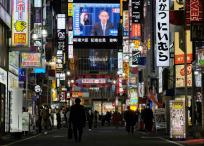 Una pantalla grande muestra al primer ministro japonés Yoshihide Suga durante una transmisión en vivo de una conferencia de prensa sobre un estado de emergencia declarado para el área metropolitana de Tokio en medio de la pandemia del coronavirus Covid-19, en Tokio el 7 de enero de 2021.