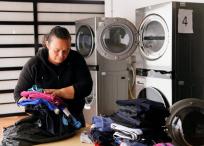 La ropa se le entrega a las mujeres lavada y doblada con la condición de que ellas aprovechen el tiempo tomando un curso.