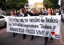 Funcionarios judiciales rinden homenaje al fiscal antimafia Marcelo Pecci.