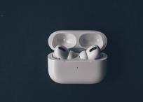 Estos son audífonos inalámbricos que son fabricados y vendidos por la empresa de tecnología Apple Inc.