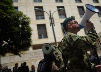 Decenas de pensionados se manifestaron en inmediaciones al Palacio de Justicia.