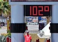 Termómetro mostrando 102 grados farenheit (38.8 °C) en Baker, California.