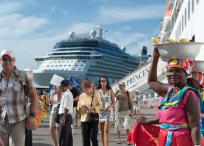 Turistas desembarcando de crucero en Cartagena de Indias.