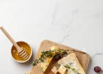 Tabla de quesos en la que no hay embutidos, sino un acompañamiento para cada tipo de queso.