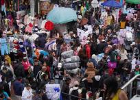 Este es el panorama de San Victorino en el Madrugón, donde cientos de personas aprovechan para hacer las compras de navidad. Comercio Informal . Bogotá 20 de diciembre del 2023.
