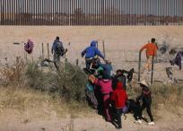 Migrantes llegan a la frontera entre México y Estados Unidos por Ciudad Juárez.