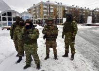 Militares rusos patrullas las calles de Belgorod, zona ataca por Ucrania.