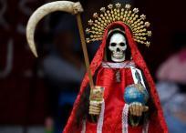 Algunos grupos criminales en México le rinden culto a la Santa Muerte.