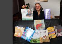 Irene Vasco, escritora y formadora de lectores, posa junto a nueve de los más de 37 libros que ha publicado desde que se inició en el camino de las letras a sus 40 años.