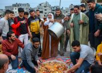 Un grupo de palestinos reunidos para romper el ayuno en Gaza en abril durante el mes sagrado del Ramadán.