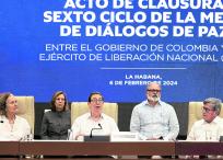 Sesión de uno de los ciclos de negociaciones con el Eln, en La Habana. En la foto, entre otros, ‘Pablo Beltrán’ (d) y Vera Grabe (i).