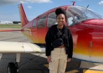 En febrero de este año, Kamora Freeland se convirtió en la piloto afroamericana con licencia más joven de Nueva York.