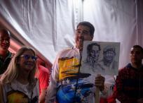 Nicolás Maduro acudió a inscribirse con un retrato de Bolívar y Chávez.