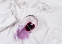 Hay muchos trucos caseros que permiten quitar manchas de vino de la ropa