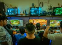 Un cibercafé en Ciudad Quezón, la ciudad más poblada de Filipinas, donde los clientes juegan juegos que los recompensan con criptotokens.