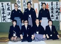 Nichimura Mako, abajo a la izquierda, es la única mujer que ha ingresado formalmente en una banda yakuza como miembro de pleno derecho. En la foto, porta un kimono masculino propio de la sakazuki, la ceremonia de ingreso al grupo criminal.