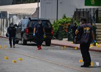 Fiscales del Ministerio Publico investigan la escena donde fue atacada la camioneta de la fiscal Miriam Roguero.