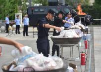 Oficiales de policía destruyen cargamentos de droga. (Getty Images)