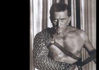 En esta foto de archivo tomada el 31 de diciembre de 1959 se muestra un fotograma del actor estadounidense Kirk Douglas en ‘Espartaco’, película de Hollywood estrenada en 1960. FOTO: AFP