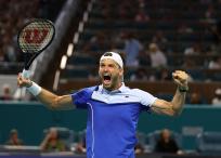 El búlgaro Grigor Dimitrov celebra tras derrotar al español Carlos Alcaraz en Miami Open.