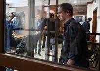 Evan Gershkovich durante una audiencia en un tribunal de Rusia.