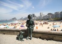 La estatua de Clarice Lispector junto a su perro Ulises en la playa de Leme, en Río de Janeiro, desde el 2016
