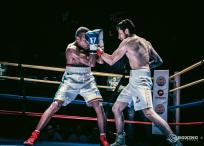 Dos hombres en un ring de boxeo por el título en Colombia