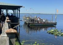 Un hidrodeslizador se alista para recorrer el lago Cypress en busca de cocodrilos en Orlando, Florida.