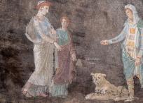 Los frescos representan la mitología griega: Paris secuestra a Helena, y eso desencadena la guerra de Troya.