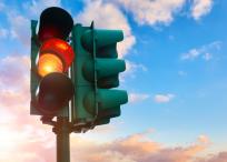 El primer semáforo fue diseñado por John Peake Knight.