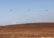 Helicópteros de transporte militar de carga pesada de la Fuerza Aérea israelí sobrevuelan el sur del desierto del Néguev tras el ataque de Irán.