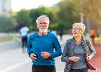 Recuerde que incorporar actividades físicas como caminar, nadar o practicar yoga en la rutina diaria puede marcar una gran diferencia en la longevidad.