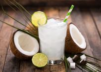 El consumo de agua de coco promueve la hidratación.