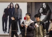 En las redes sociales, los jóvenes de China se preguntan si deben ahorrar para la vejez. Distrito comercial en Shanghai.