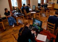 La pandemia obligó a los bruderhof a permitir laptops para estudiantes. La Academia Mount, en Esopus, NY.