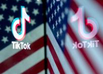 Logotipo de TikTok reflejado en una imagen de la bandera estadounidense.