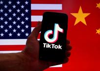 Logo de TikTok y las banderas de Estados Unidos y China.