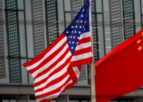 Las banderas de Estados Unidos y China ondean ante un edificio en Pekín, en una imagen de archivo.