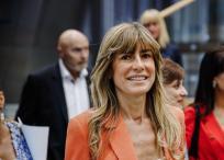 El líder del Partido Socialista Obrero Español (PSOE) atribuye la denuncia contra su esposa a “una operación de acoso y derribo”.