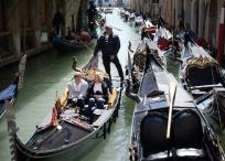Primer día de prueba de un boleto de entrada de cinco euros para los visitantes de Venecia.
