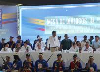 Voceros de las delegaciones del Gobierno y del Estado Mayor Central (EMC), principal disidencia de las FARC, instalan la mesa de diálogo y el arranque del cese al fuego bilateral, en el municipio de Tibú, en la convulsa región del Catatumbo (Colombia). El EMC, disidencia formada antes de la firma de la paz con las FARC, agrupa a unas 3.400 personas en varios frentes liderados por alias "Iván Mordisco". Este grupo ya había pactado un cese al fuego con el Gobierno a principios de año que se iba a extender hasta junio, pero fue roto de forma parcial en mayo en cuatro departamentos después de que las disidencias asesinaran a cuatro menores indígenas a los que antes habían reclutado. EFE/ Mario Caicedo..
