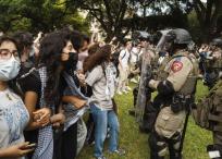 Manifestantes y policías estatales de Texas mantienen un tenso cara a cara en la Universidad de Texas (UT) en Austin, Texas. Allí los agentes esposaron y arrestaron al menos a 31 personas que participaban en una protesta estudiantil pro Palestina en el campus.