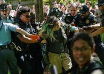 Agentes de policía arrestan a una manifestante este jueves durante una protesta pro Palestina contra la guerra en Gaza en la Universidad de Emory en Atlanta, Georgia. 