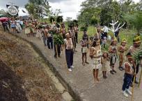 Los uitotos, boras, okainas y muinanes, cuatro pueblos indígenas de la Amazonía colombiana que estuvieron al borde del exterminio durante la bonanza del caucho.
