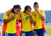 Colombia logró un triunfo clave contra Venezuela en el Suramericano Sub-20 femenino. Celebran Ana Milé González, Gabriela Rodríguez y Katerine Osorio.