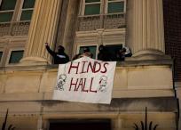 Manifestantes colocan un cartel que dice "Hind's Hall", que significa "Sala de Hind", en honor a la niña Hind Rajab, muerta en Gaza.