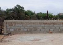Este fue el muro que los wayus construyeron para evitar el paso al parque eólico.