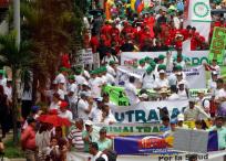 Sindicatos de trabajadores, estudiantes y pensionados marcharon de manera pacífica por las calles de Medellín.
Sindicatos de trabajadores, estudiantes y pensionados marcharon de manera pacífica por las calles de Medellín.